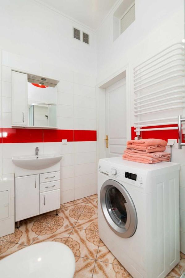 Три Кімнати Вулиця Грушевського 9 Центр Міста Львів Apartman Kültér fotó